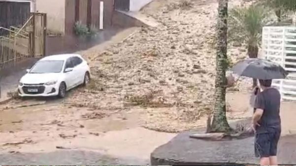 Vídeo publicado nas redes sociais mostra a  lama tomando conta da Rua Netuno, no bairro Escola Agrícola, em Blumenau