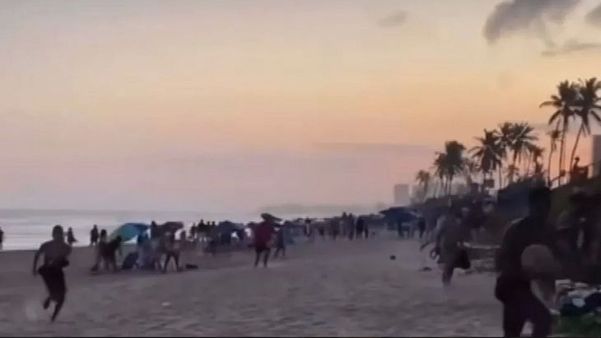 Vídeos que circulam pelas redes sociais mostram as pessoas correndo na praia, durante o final da tarde, para fugir dos roubos.