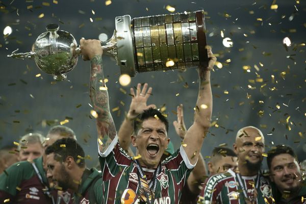 Decisivo na conquista do Fluminense, Cano levanta a taça da Libertadores