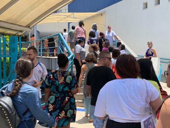 Abertura do portão na faculdade Estácio de Sá, em Jardim Camburi por Vitor Gregório