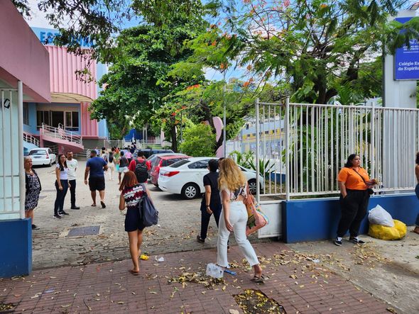 Abertura dos portões no Colégio Estadual do Espírito Santo por Ricardo Madeira