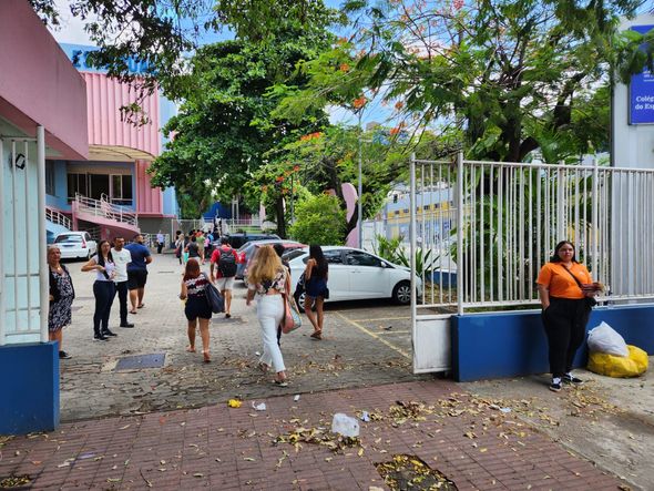 Abertura dos portões no Colégio Estadual do Espírito Santo por Ricardo Madeira