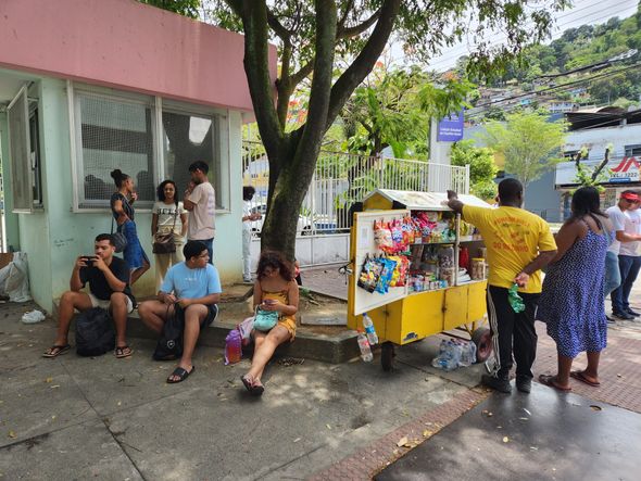 Alunos e ambulante no local de prova Enem  por Ricardo Medeiros