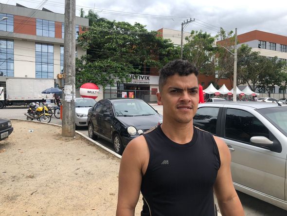 Estoquista Rafael Amaral Pickhardt, 37 anos, aguarda esposa e filho fazerem a prova por Leriane Santana