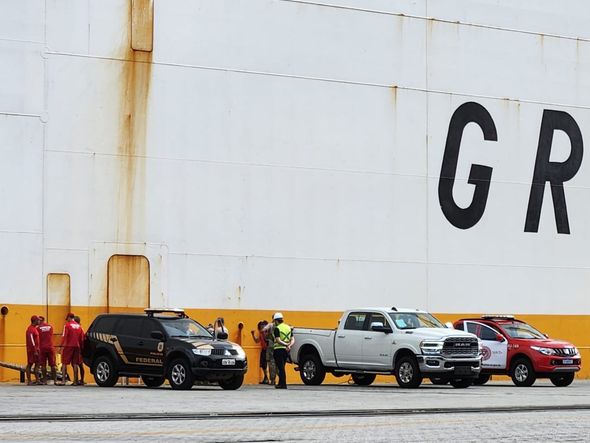 Operação conjunta da Polícia Federal e da Receita Federal do Brasil no Porto de Vitória  por Fernando Madeira 