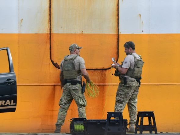 Operação conjunta da Polícia Federal e da Receita Federal do Brasil no Porto de Vitória  por Fernando Madeira 