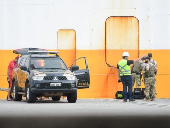 Operação conjunta da Polícia Federal e da Receita Federal do Brasil no Porto de Vitória  por Fernando Madeira 