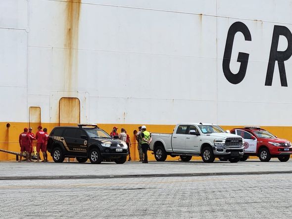 Operação conjunta da Polícia Federal e da Receita Federal do Brasil no Porto de Vitória  por Fernando Madeira 