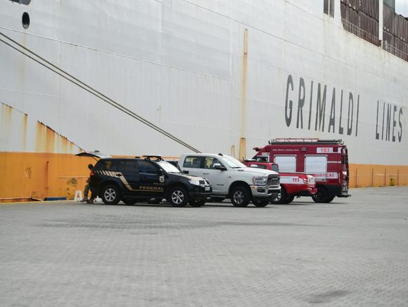 Operação conjunta da Polícia Federal e da Receita Federal do Brasil no Porto de Vitória por Fernando Madeira
