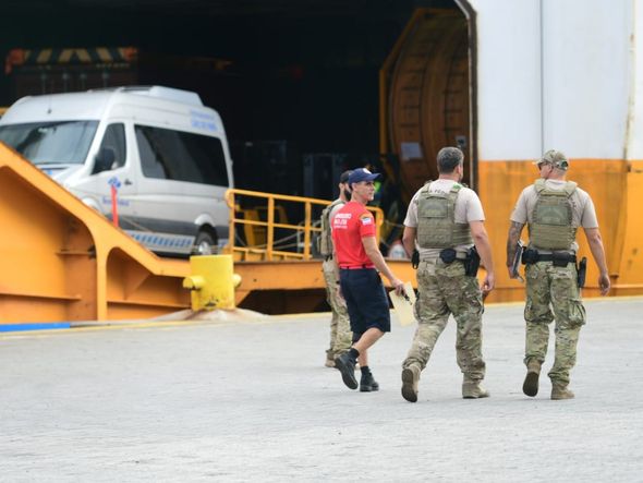 Operação conjunta da Polícia Federal e da Receita Federal do Brasil no Porto de Vitória por Fernando Madeira