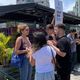 Imagem - Enem: jovens fazem oração para candidatos em local de prova em Vitória