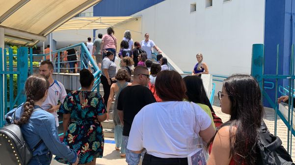 Abertura do portão na faculdade Estácio de Sá, em Jardim Camburi