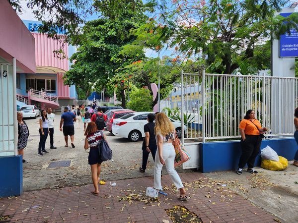 Abertura dos portões no Colégio Estadual do Espírito Santo por Ricardo Madeira