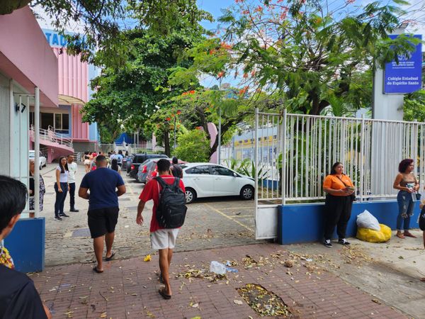 Abertura dos portões no Colégio Estadual do Espírito Santo por Ricardo Madeira