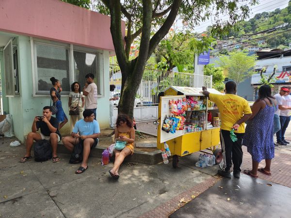 Alunos e ambulante no local de prova Enem  por Ricardo Medeiros