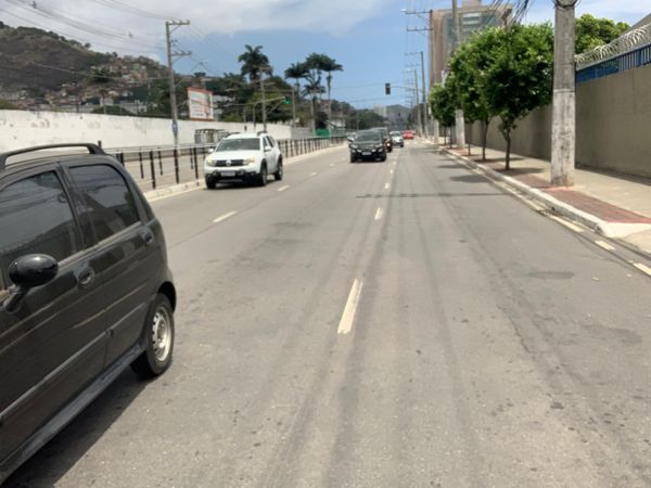 Avenida Leitão da Silva com trânsito tranquilo de veículos