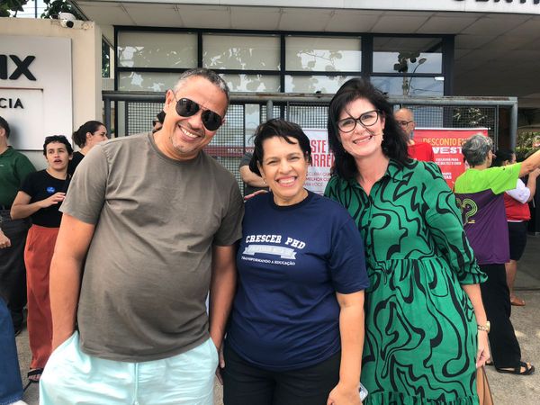 Coordenadora pedagógica Soraia Coutinho entre os professores Fabrício Fernades Rodrigues e Telkia Alves, da escola Crescer PHD por Leriane Santana