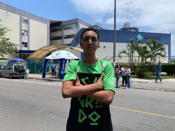Daniel Júnior de Faria Rocha, estudante do Colégio Sagrado Coração de Maria, de 17 anos, veio fazer o Enem para Ciências da Computação. Segunda vez que vem fazer a prova. por Vitor Gregório 