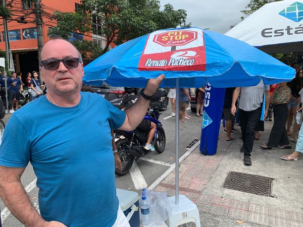 Diassis Ximenes, 59 anos, diretor da escola Renato Pacheco, montou "pit stop" para ajudar alunos por Vitor Gregório