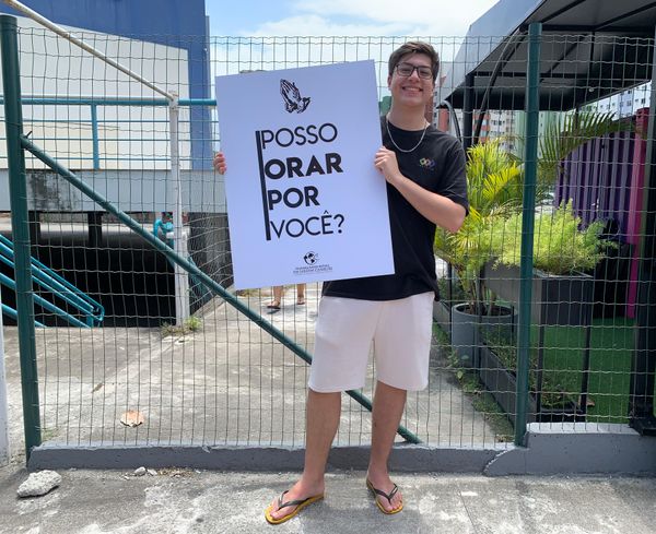 Enem: jovens fazem oração para candidatos em local de prova em Vitória por Vitor Gregório 