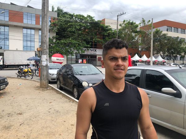 Estoquista Rafael Amaral Pickhardt, 37 anos, aguarda esposa e filho fazerem a prova por Leriane Santana