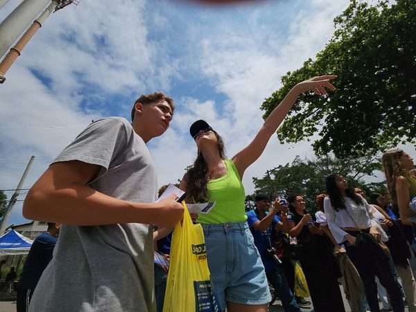 Estudantes entram para realizar o primeiro dia de prova do Enem 2023 na Faculdade Faesa por Fernando Madeira