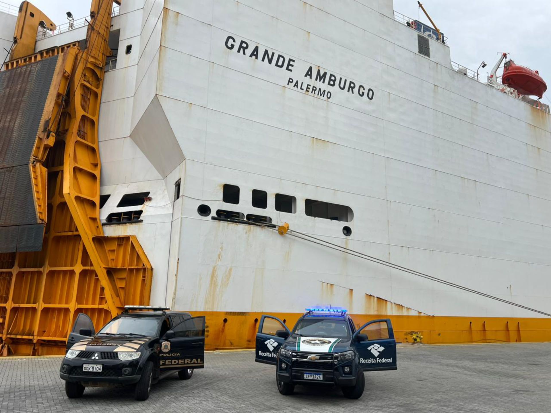 A Polícia Federal e a Receita Federal realizam, neste domingo (5), operação no Porto de Vitória em navio de bandeira italiana,  suspeito de transportar drogas