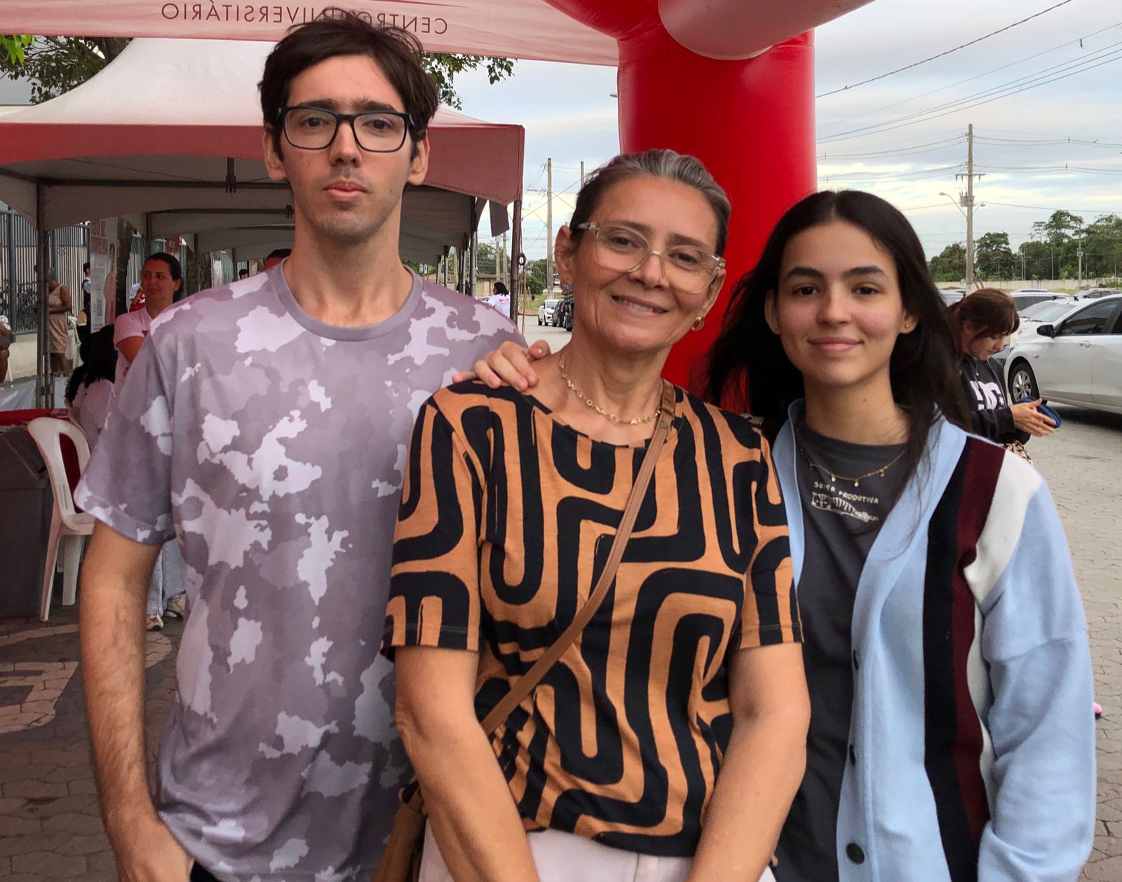 Familiares de Victoria Vieira, 20 anos, a acompanharam ao local de prova do Enem 2023 neste domingo (5)