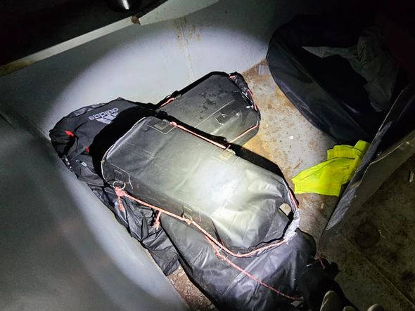 Operação encontra 1,5 tonelada de cocaína em navio no Porto de Vitória por Polícia Federal