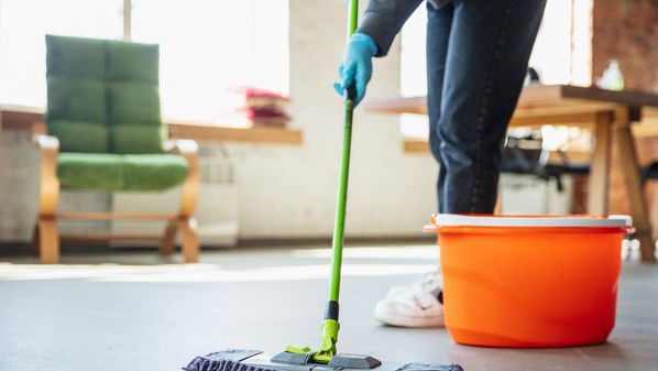 Ao que parece, o combinado social patriarcal até poderia suportar as mulheres ocupando lugares que antes eram reservados aos homens, mas não estava no pacto que eles teriam que assumir a casa e filhos