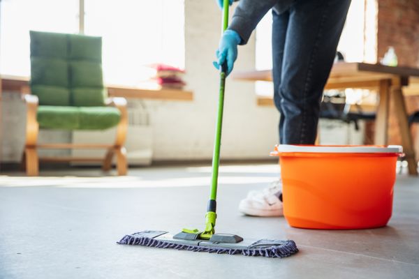 Disparidade entre homens e mulheres na divisão de trabalhos domésticos prejudica mulheres no mercado de trabalho, diz pesquisadora