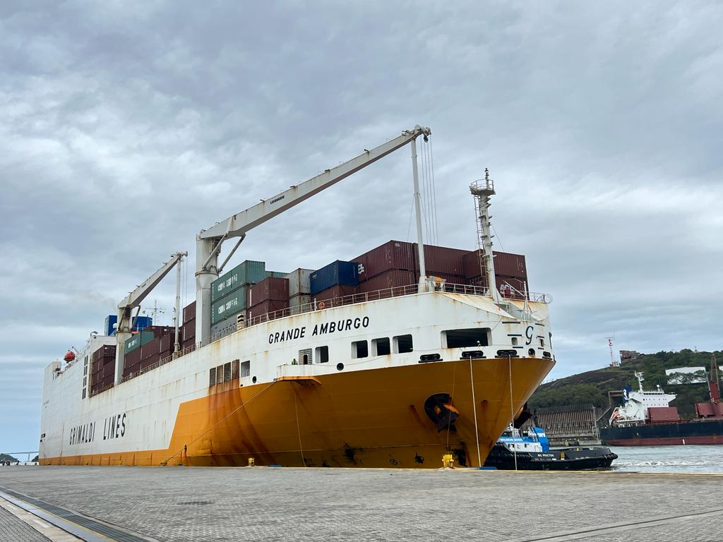 Embarcação foi para a área de fundeio, na costa de Vitória e Vila Velha, e tripulação somente poderá deixar o Estado após Polícia Federal finalizar a comparação das digitais