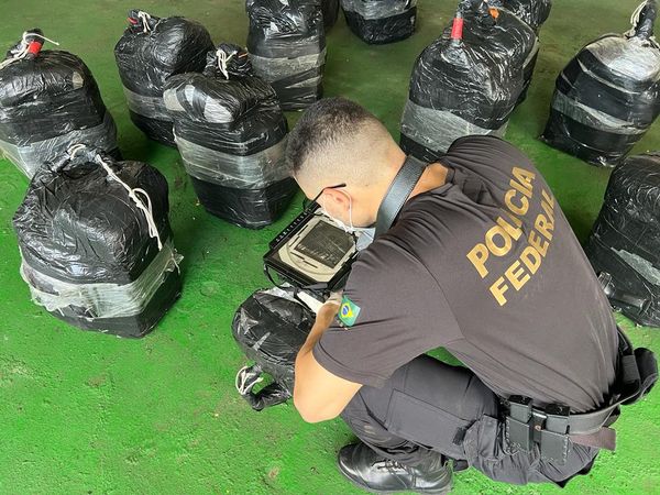 Operação encontra 1,5 tonelada de cocaína em navio no Porto de Vitória por Polícia Federal