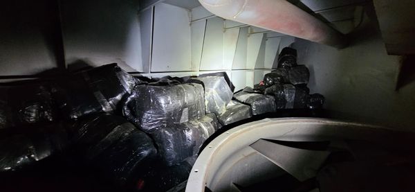 Operação encontra 1,5 tonelada de cocaína em navio no Porto de Vitória por Polícia Federal