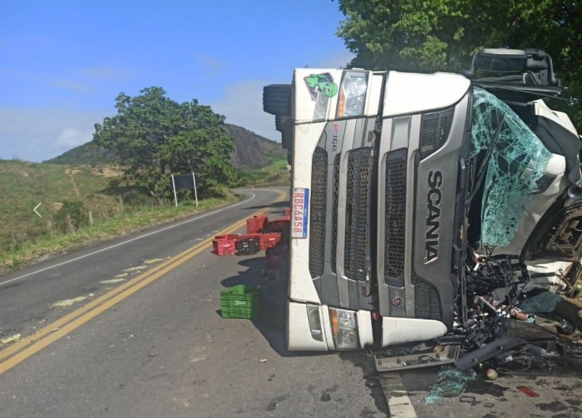 Segundo a PRF, os motoristas dos dois veículos foram socorridos para um hospital no município; por conta do tombamento, a pista foi parcialmente interditada no km 35, em Baunilha