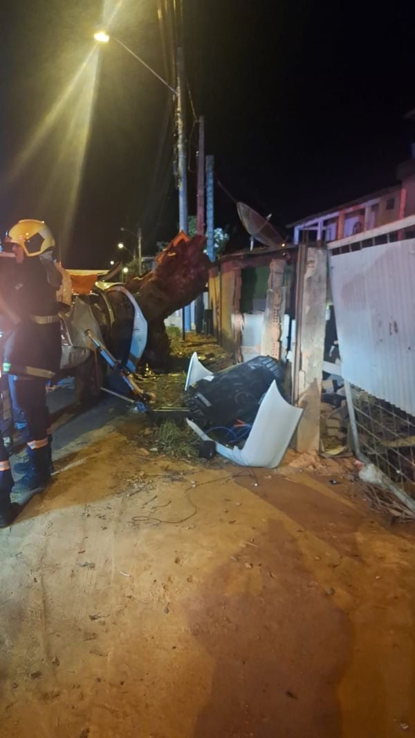 Homem morre e outro fica ferido após carro colidir com tronco de árvore em no ES por Leitor A Gazeta