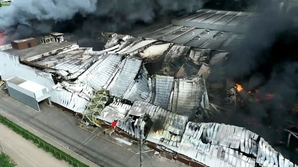 Imagens de drone mostram dimensão de incêndio na fábrica da Cacau Show em Linhares por Heber Thomaz