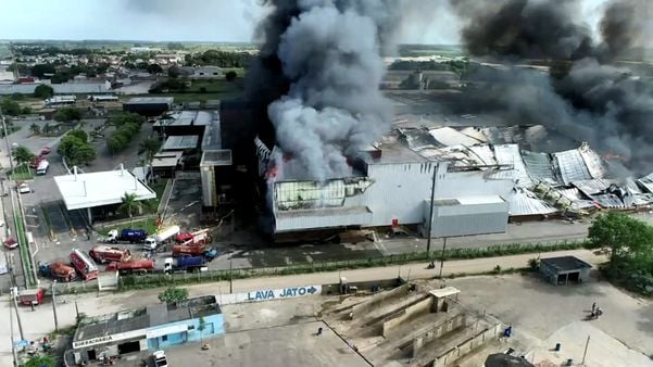 Imagens de drone mostram dimensão de incêndio na fábrica da Cacau Show em Linhares por Heber Thomaz