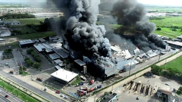 Imagens de drone mostram dimensão de incêndio na fábrica da Cacau Show em Linhares