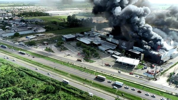 Imagens de drone mostram dimensão de incêndio na fábrica da Cacau Show em Linhares