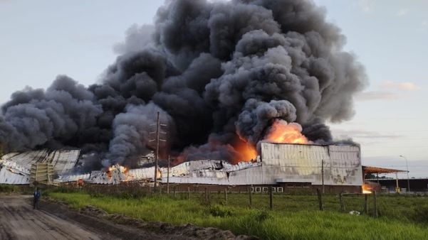 Incêndio na fábrica da Cacau Show em Linhares por Foto Leitor