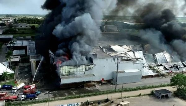 Incêndio na fábrica da Cacau Show em Linhares por Reprodução/TV Gazeta