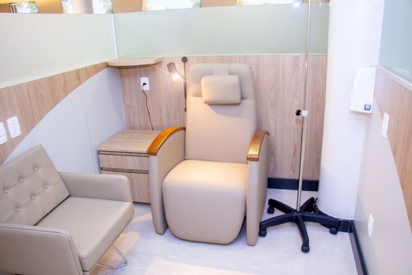 Além da touca de crioterapia da Paxman, técnica que ajuda a reduzir a queda capilar no processo de quimioterapia a partir do resfriamento do couro cabeludo. por Hospital Santa Rita/Divulgação