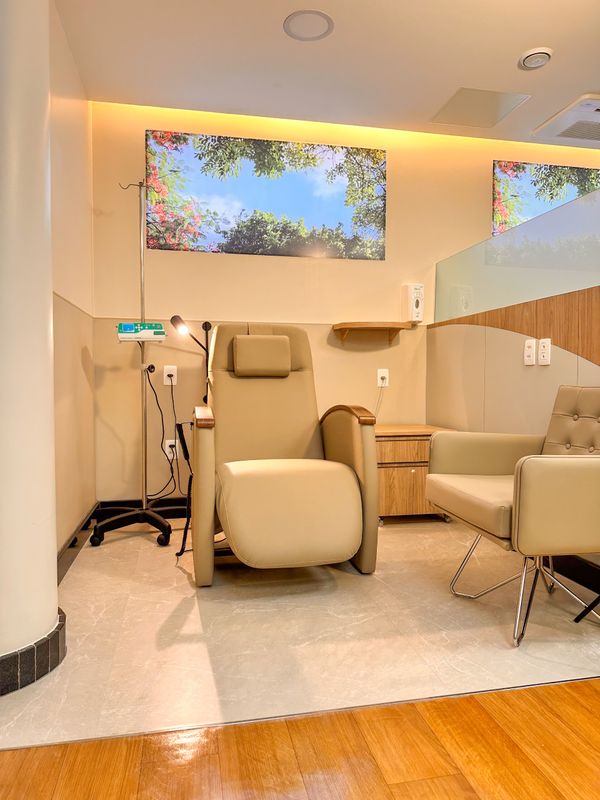A estrutura do novo setor de quimioterapia conta com nove poltronas automatizadas, seis leitos, incluindo um com banheiro privativo por Hospital Santa Rita/Divulgação