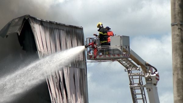 Uso constante de água para o combate ao incêndio na fábrica da Cacau Show, em Linhares