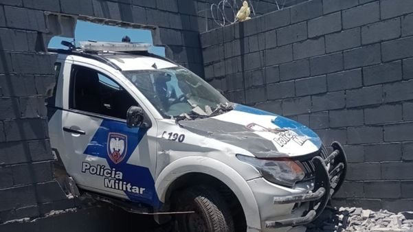 Carro da Polícia Militar bate em muro de supermercado após perseguição no Sul do ES