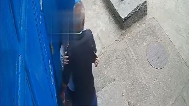 Vídeo que circula nas redes sociais mostra que o homem tenta beijar e abraçar a menina, que se esquiva, mexendo no celular e se movimentando.