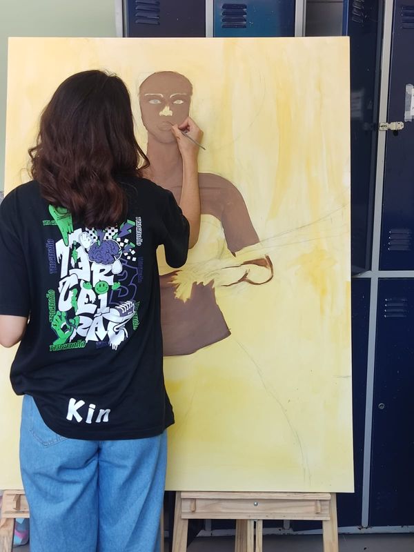 As telas foram produzidas por iniciativas dos alunos, durante os intervalos e em outros momentos fora do horário de aulas regulares.