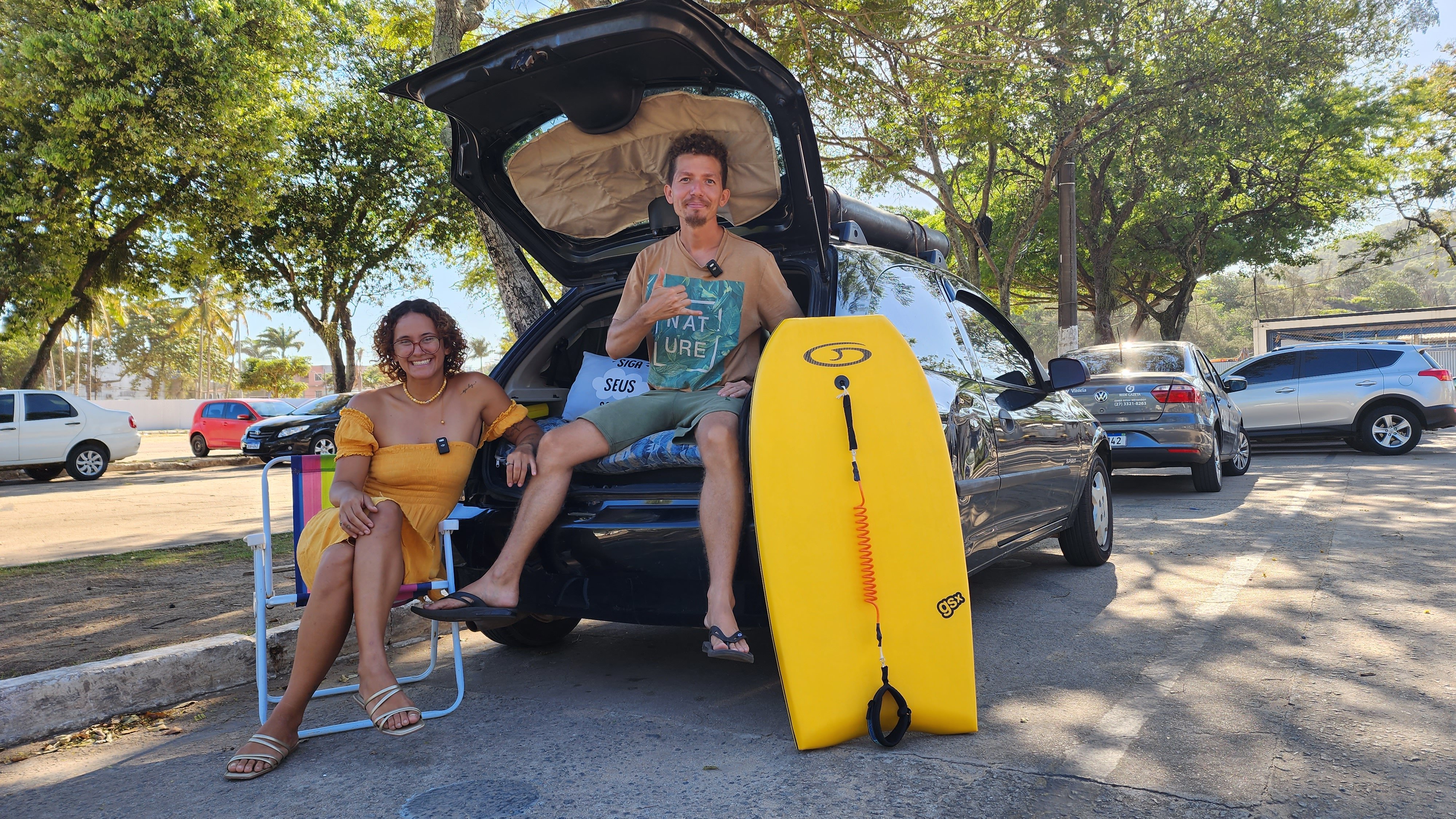Evelin Marinho e Matheus Oliveira saíram do Nordeste rumo à Argentina num Celta. No carro eles dormem, fazem a própria comida, geram a energia e até tomam banho