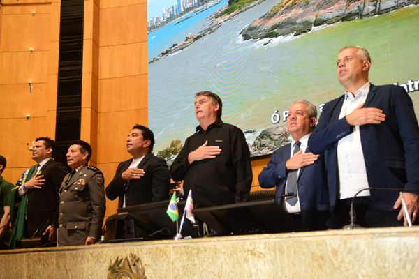 Jair Bolsonaro, ex-presidente da República, recebe homenagem na Assembleia Legislativa do Espírito Santo por Carlos Alberto Silva